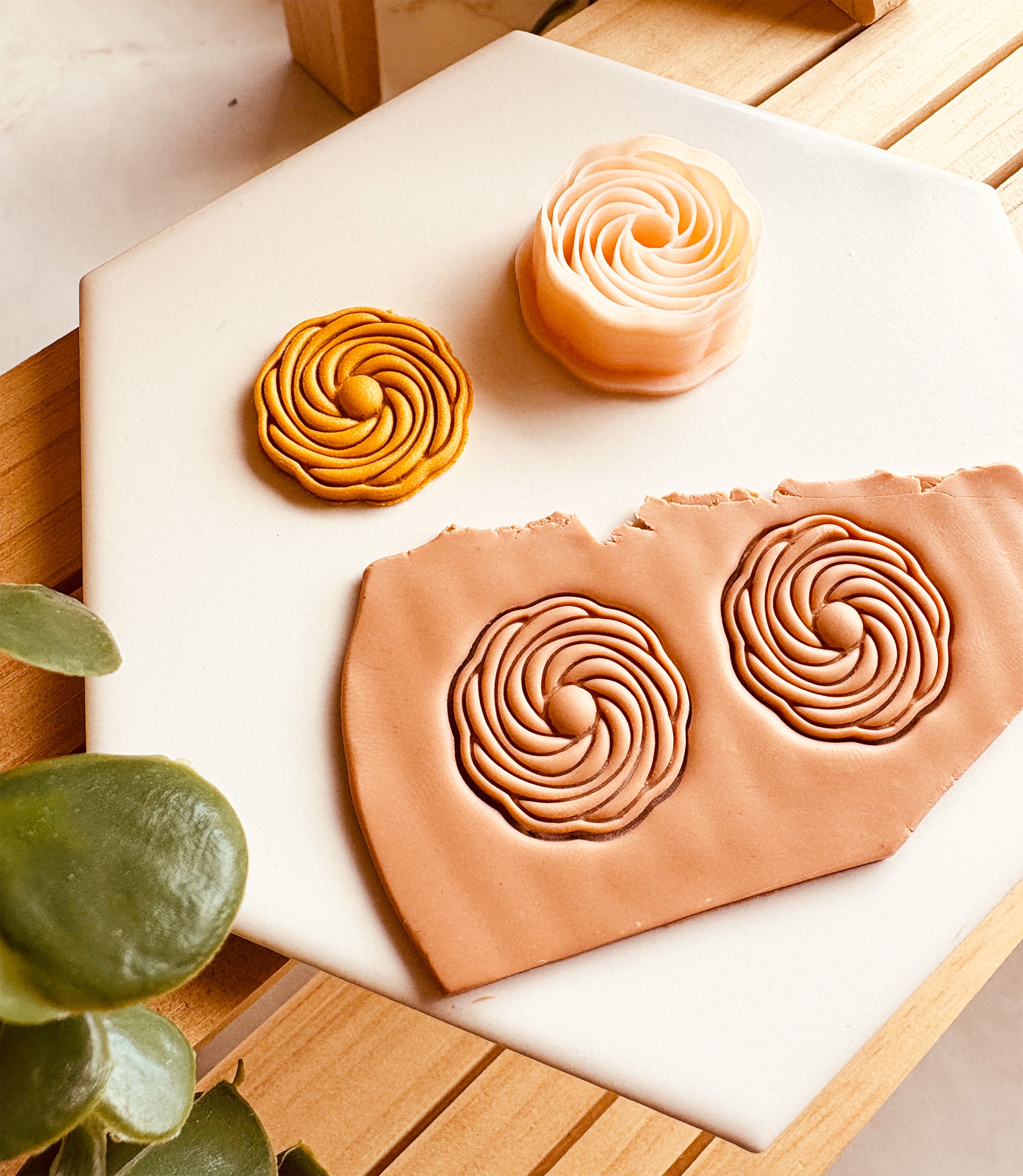 Wykrawacz do gliny - Geometryczny zawijany kształt w kole