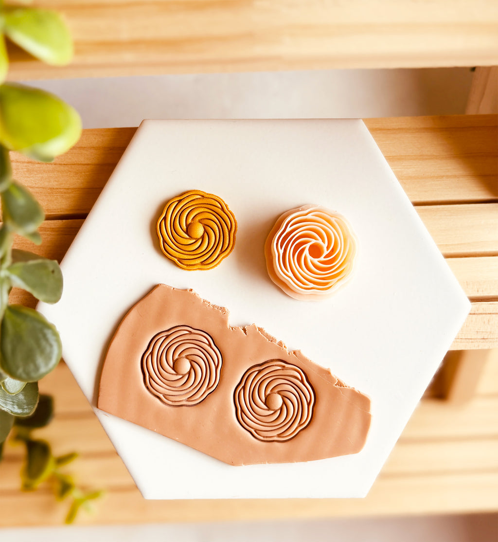 Wykrawacz do gliny - Geometryczny zawijany kształt w kole