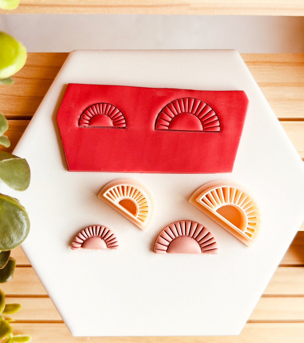 Wykrawacz do gliny - Półkole z geometrycznym wzorem