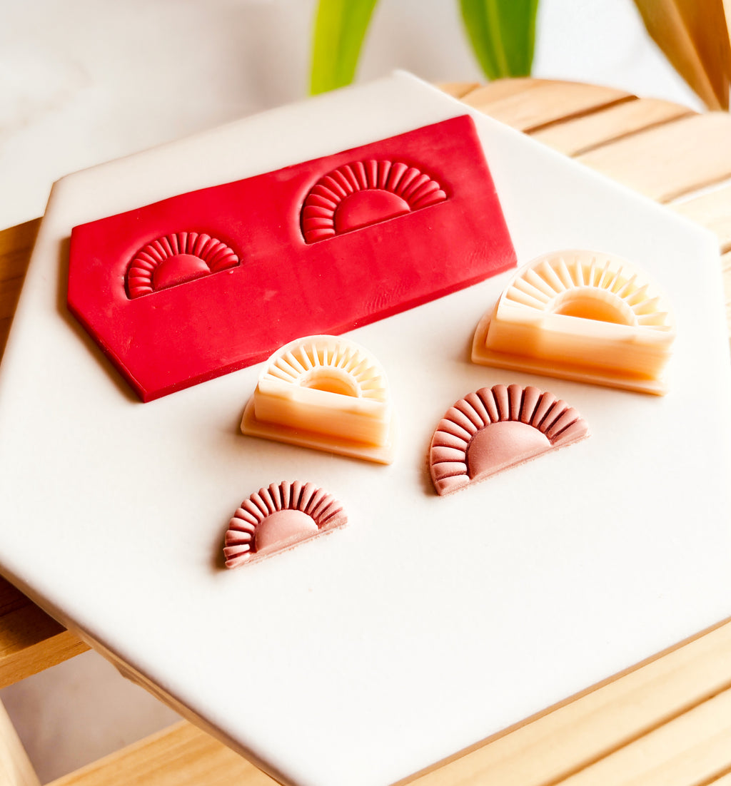 Wykrawacz do gliny - Półkole z geometrycznym wzorem