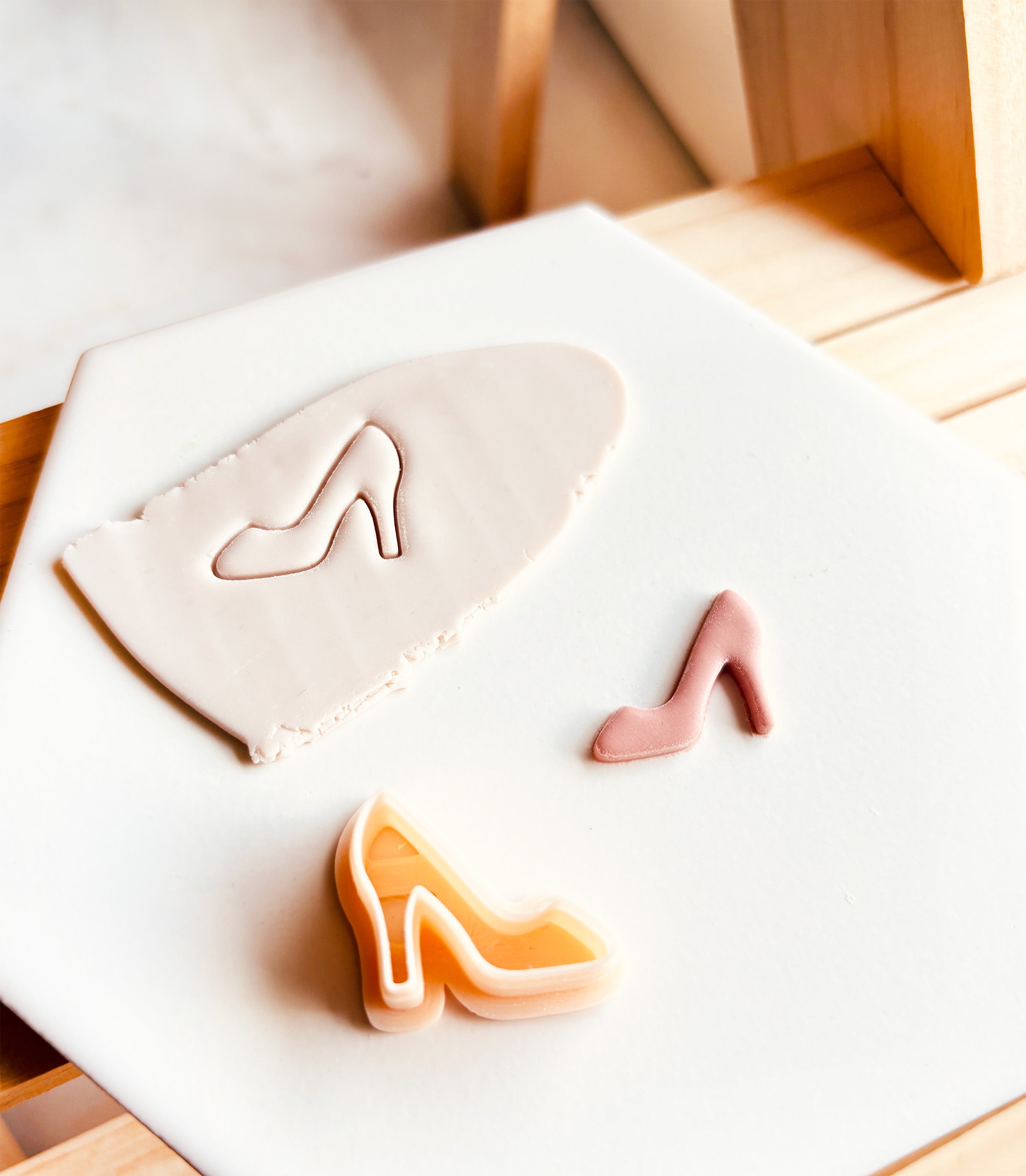 Wykrawacz do gliny - But damski „szpilka”