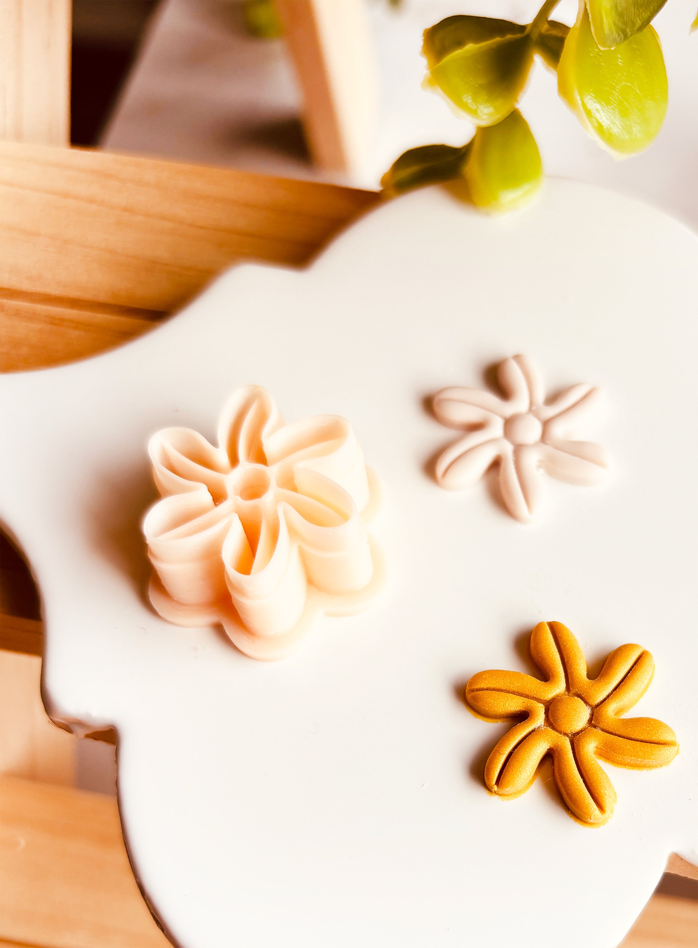 Clay Cutter – Kwiat z opływowymi liniami