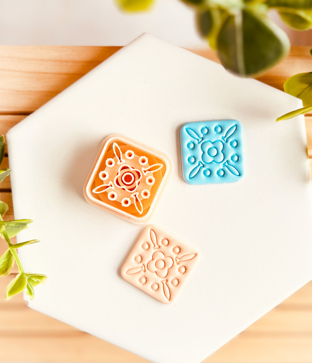 Clay Cutter z  motywem kwiatowym i rybkami