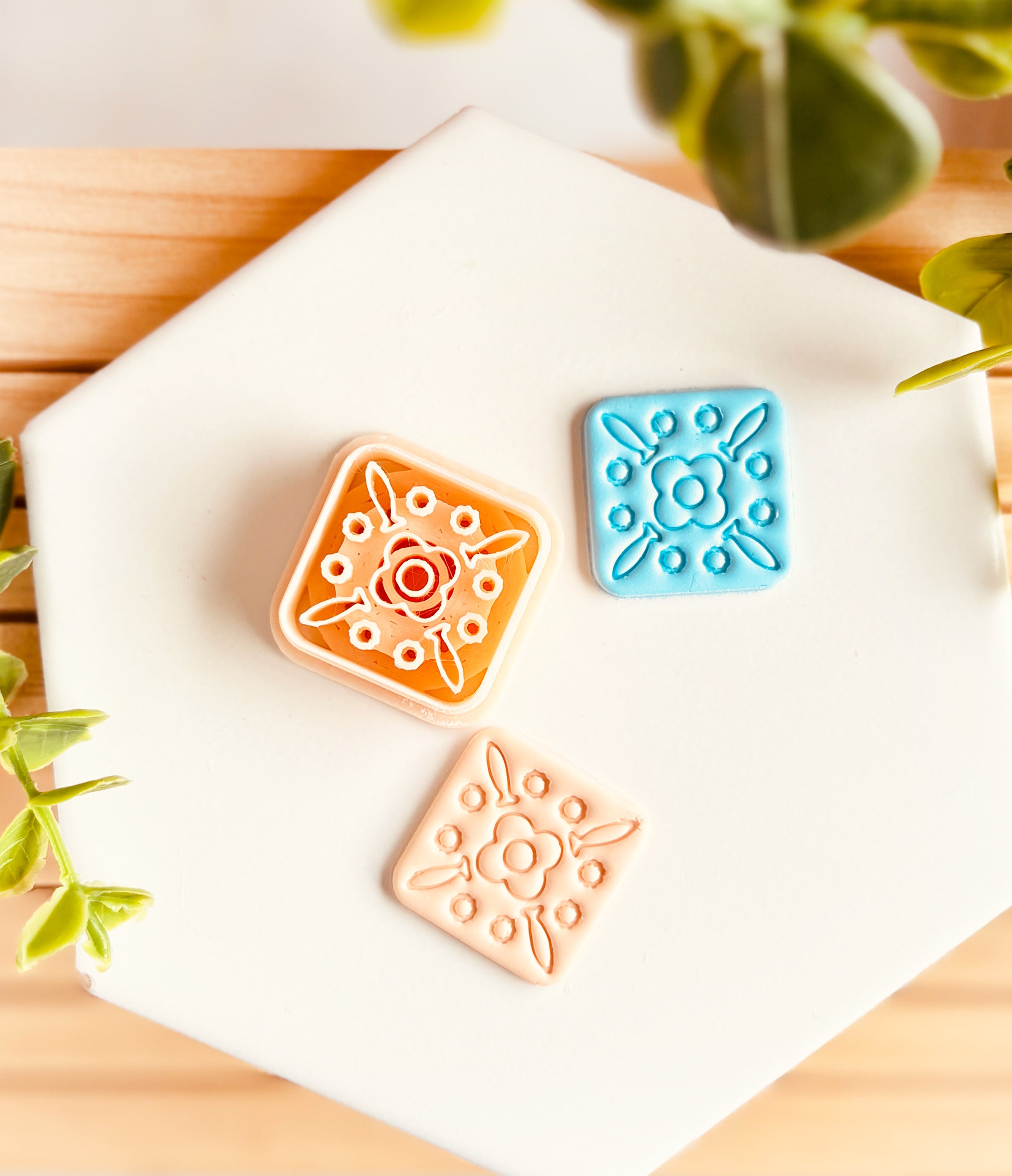 Clay Cutter z  motywem kwiatowym i rybkami