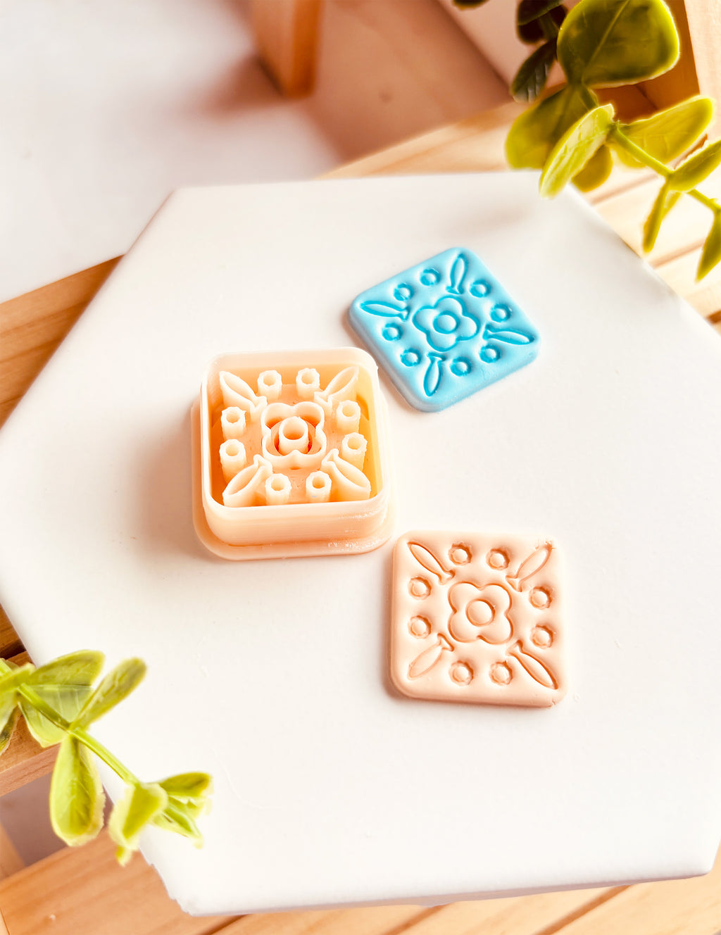 Clay Cutter z  motywem kwiatowym i rybkami