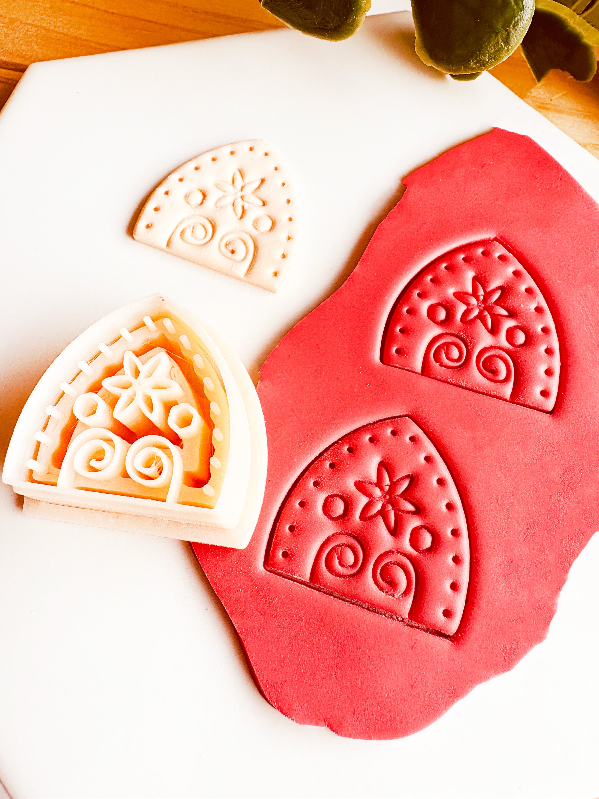 Wykrawacz do Gliny Cutter – Łuk boho z kwiatowym motywem