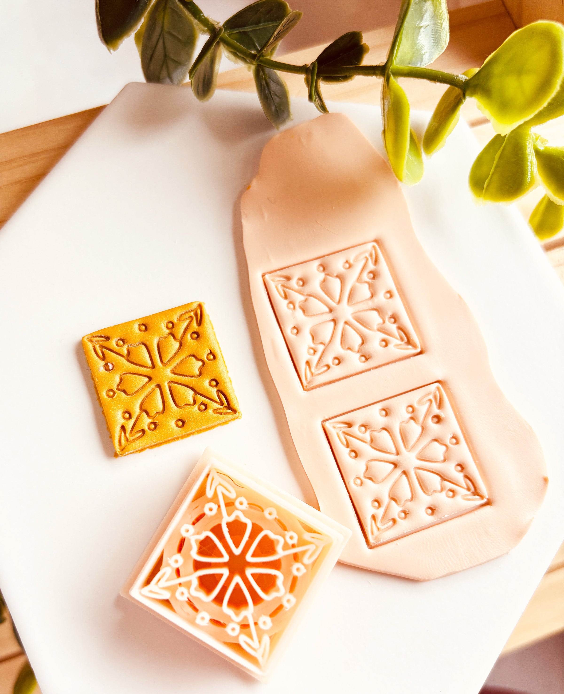 Clay Cutter – Kwadrat boho z symetrycznym wzorem