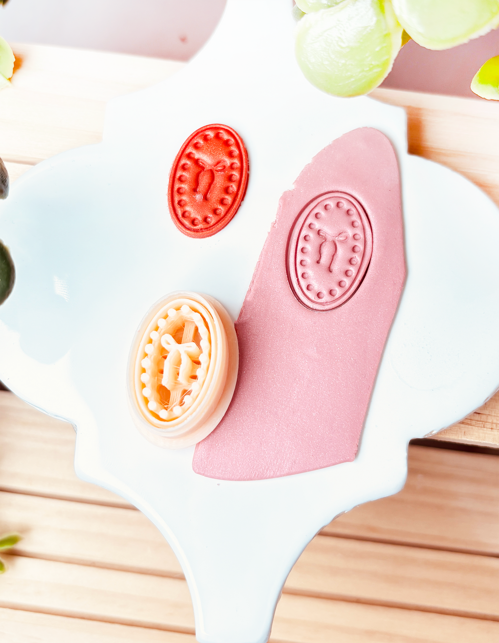 Clay Cutter – Elipsa z tłoczeniem i motywem wstążki